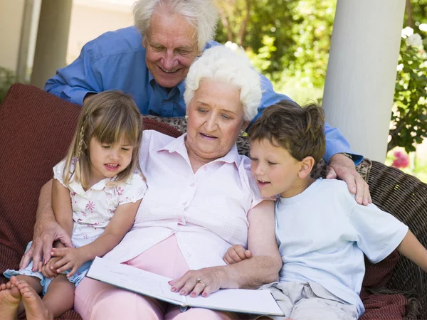 Grandparents Reading Grandchildren — Stock Photo, Image