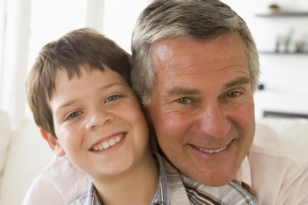 祖父と孫の笑みを浮かべて屋内 — ストック写真
