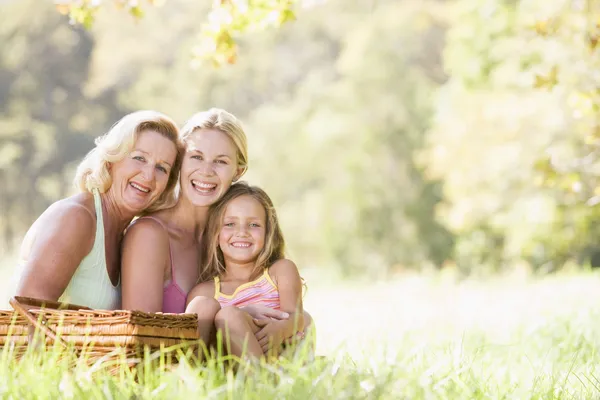 Grootmoeder met volwassen dochter en kleinkind op picknick — Stockfoto