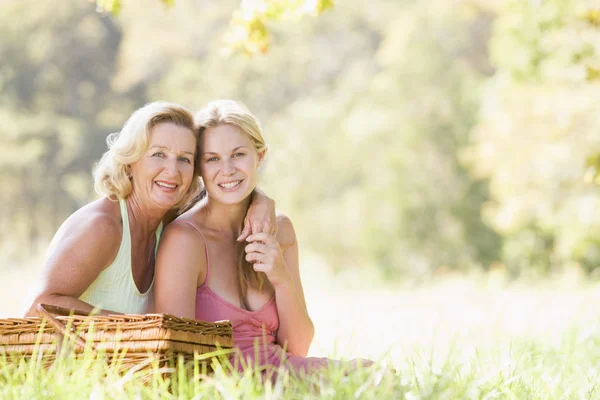 Mutter Mit Erwachsener Tochter Beim Picknick — Stockfoto
