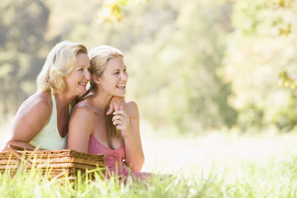 Piknik üzerinde yetişkin kızı annesiyle — Stok fotoğraf