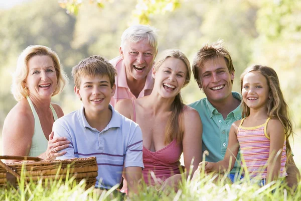 Familie beim Picknick lächelnd — Stockfoto