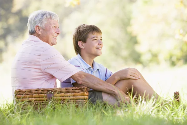 Farfar och sonson på en picknick leende — Stockfoto