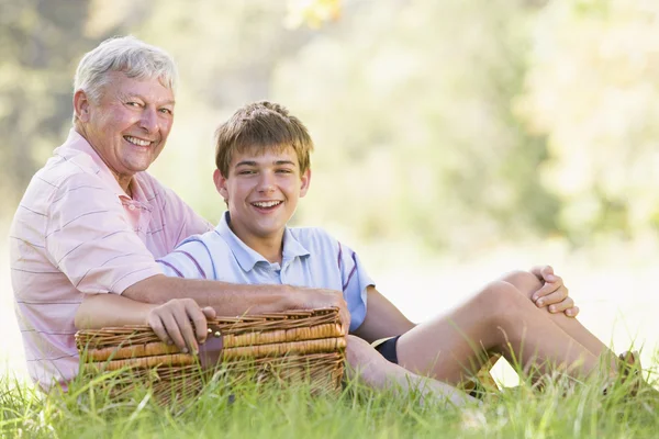 Nonno e nipote a un picnic sorridente — Foto Stock