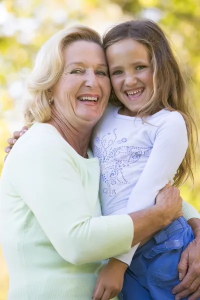 Großmutter Und Enkelin Freien Und Lächelnd — Stockfoto