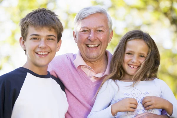 Großvater Lacht Mit Enkeln — Stockfoto