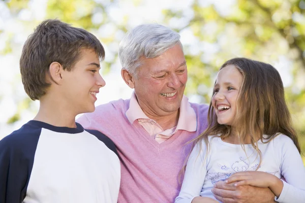 Großvater lacht mit Enkeln — Stockfoto