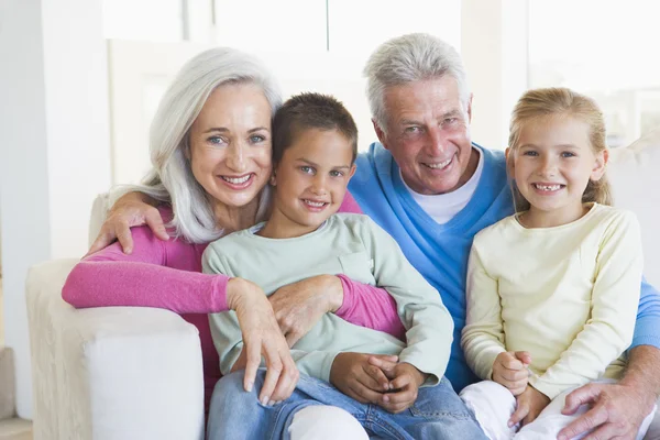 Morföräldrar poserar med barnbarn — Stockfoto