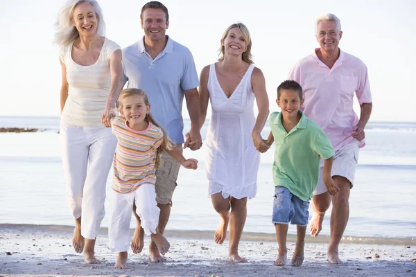 沙滩上散步的大家庭 — 图库照片