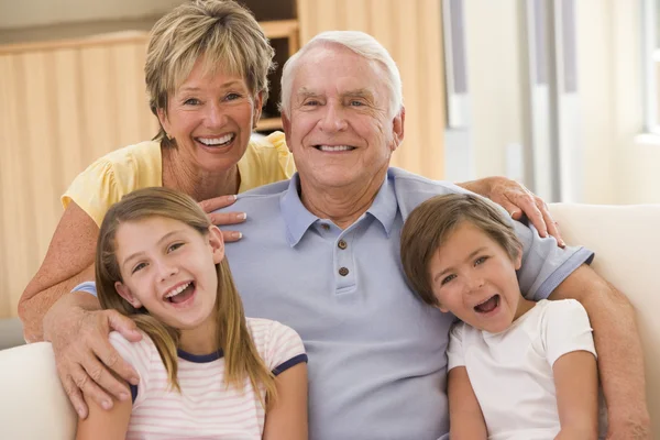 Бабушка с дедушкой позируют с внуками — стоковое фото
