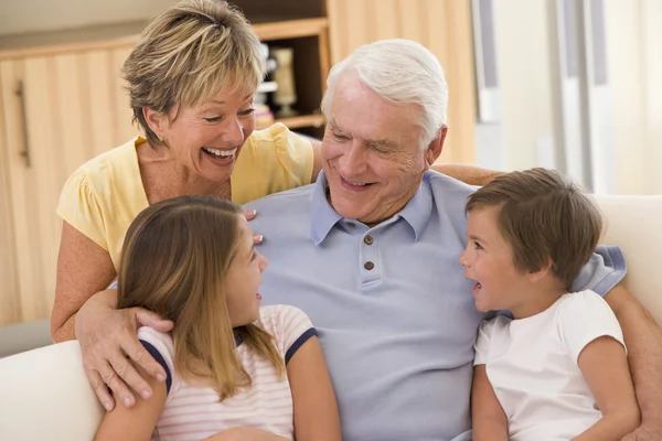 Бабуся і дідусь сміються з онуками — стокове фото