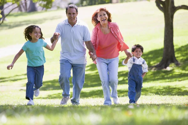 Großeltern laufen mit Enkeln — Stockfoto