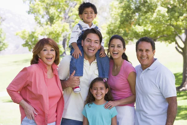 Família estendida em pé ao ar livre sorrindo — Fotografia de Stock