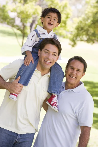 Дедушка со взрослым сыном и внуком — стоковое фото