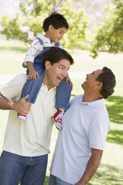 Avô com filho adulto e neto — Fotografia de Stock