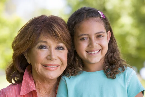 Großmutter und Enkelin lächeln — Stockfoto