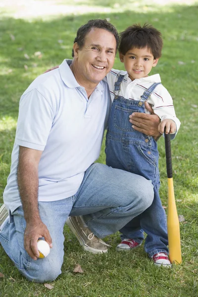 Farfar Och Sonson Hålla Basebollträ Och Leende — Stockfoto