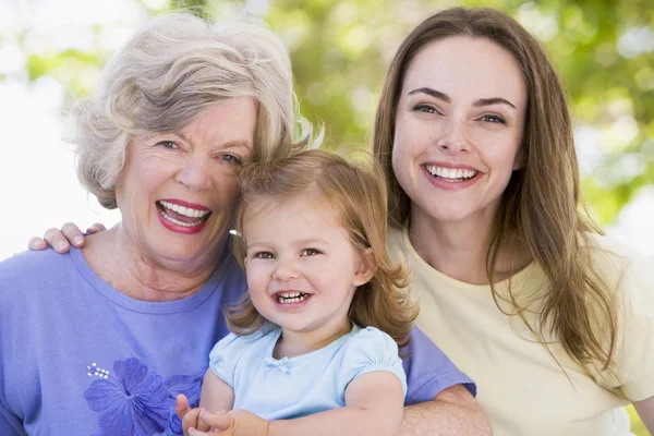 Mormor med vuxen dotter och barnbarn i park — Stockfoto