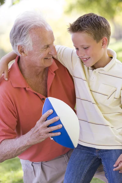 Opa Und Enkel Mit Fußball Lächeln Freien — Stockfoto