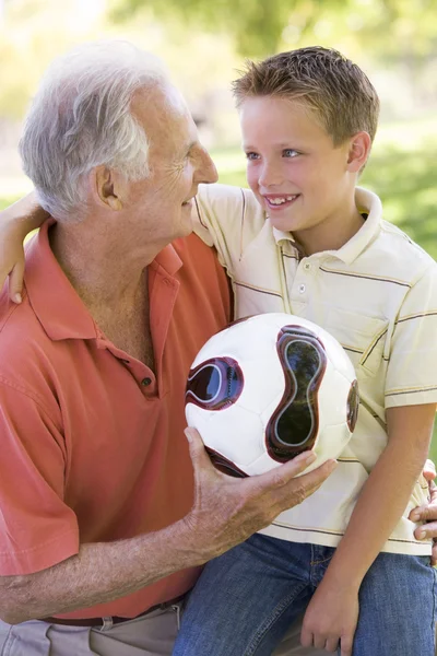 Nonno e nipote all'aperto con palla sorridente — Foto Stock