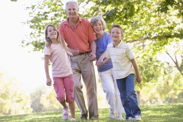 Großeltern Gehen Mit Enkeln Spazieren — Stockfoto