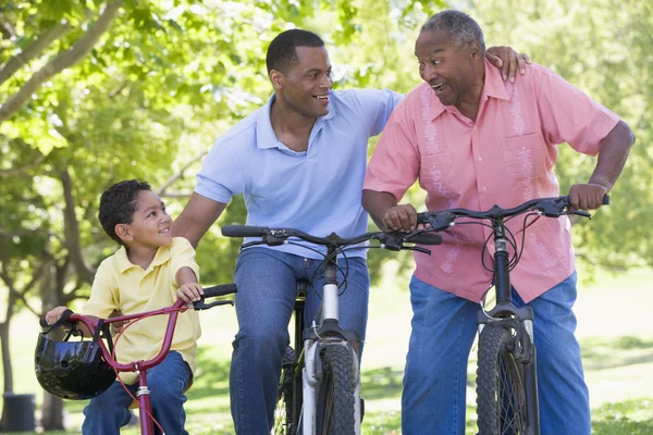 爷爷的孙子和儿子骑的自行车 — 图库照片