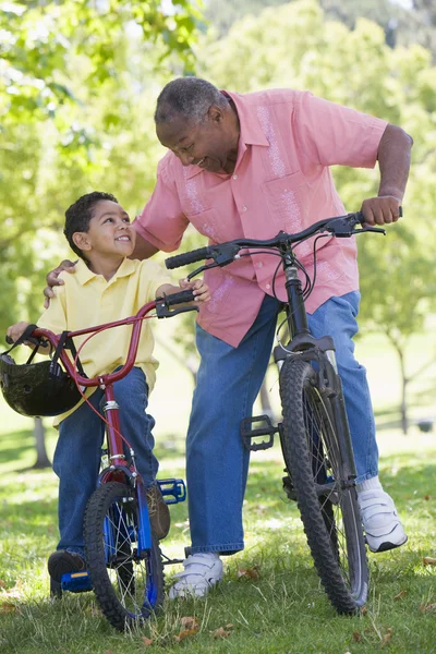 Nagyapa Unokája Szabadban Mosolyogva Kerékpárok — Stock Fotó