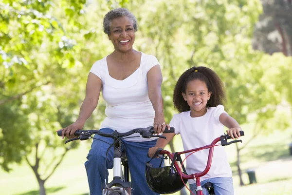 Бабуся Онука Велосипедах Відкритому Повітрі Посміхаються — стокове фото