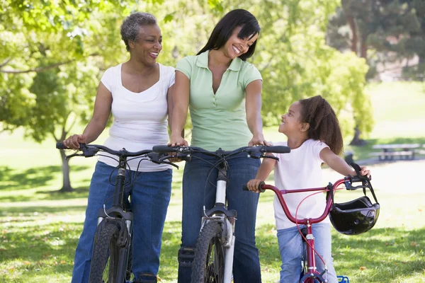 祖母母と孫娘自転車に乗って — ストック写真