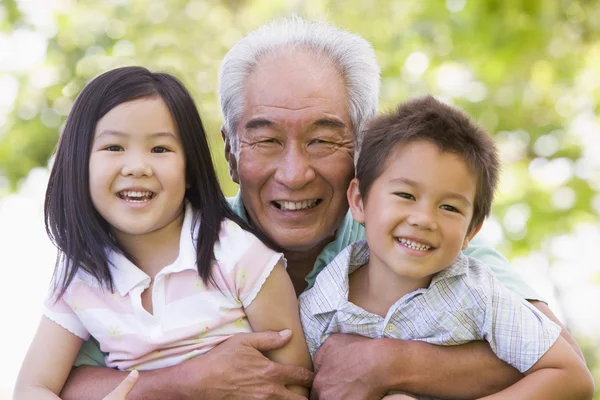 Großvater Posiert Mit Enkeln — Stockfoto
