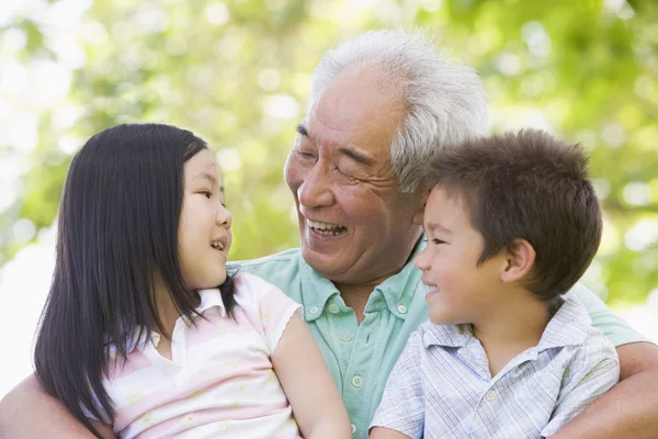 Abuelo riendo con nietos — Foto de Stock