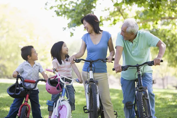 Nonni Bicicletta Con Nipotini — Foto Stock