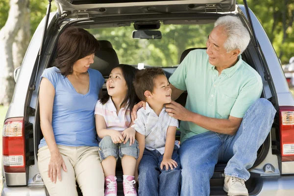 Mor-och farföräldrar med barnbarn i bakluckan på bilen — Stockfoto