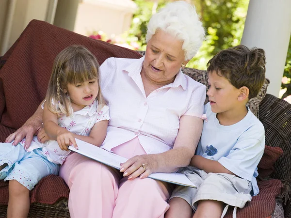 Grandmother Reading Grandchildren — Stock Photo, Image