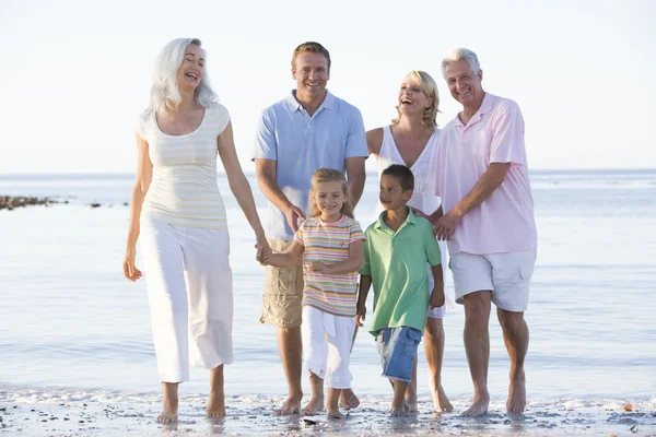 在海滩微笑的大家庭 — 图库照片