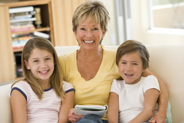 Grootmoeder lezen met kleinkinderen — Stockfoto