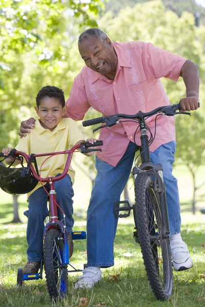 Παππού Και Εγγονό Ποδήλατα Που Είναι Χαμογελώντας Εξωτερικούς Χώρους — Φωτογραφία Αρχείου