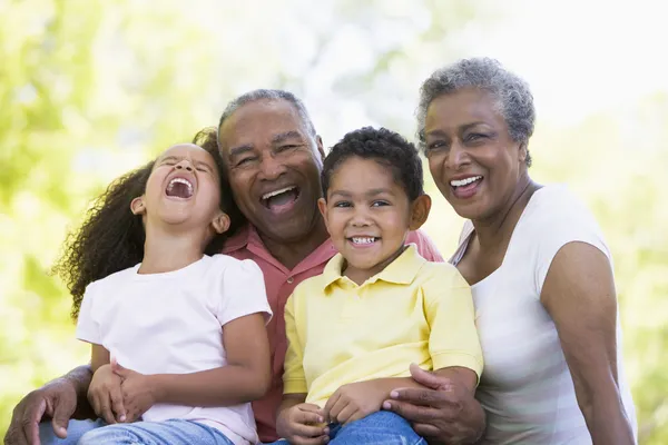 Lachen met kleinkinderen grootouders — Stockfoto
