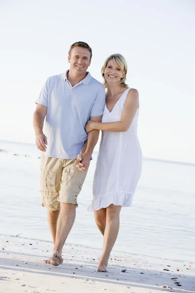手を繋いでいる笑顔とビーチでのカップル — ストック写真