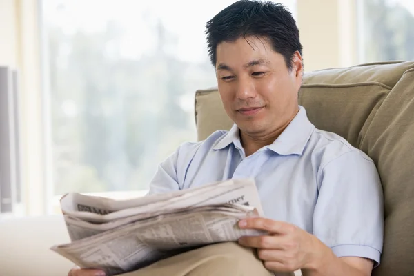 Hombre Relajándose Con Periódico — Foto de Stock