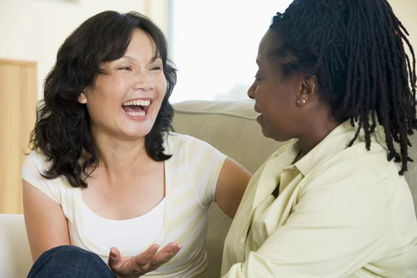 Δύο Γυναίκες Που Μιλούν Στο Σαλόνι Και Χαμογελαστός — Φωτογραφία Αρχείου