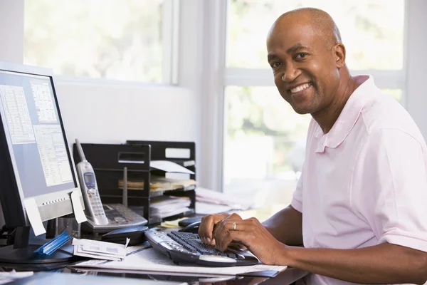 Hombre Oficina Del Hogar Usando Computadora Sonriendo —  Fotos de Stock