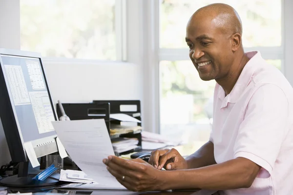 Hombre Oficina Del Hogar Usando Computadora Sonriendo — Foto de Stock