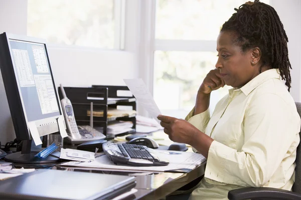 Mujer en la oficina en casa usando computadora — Foto de Stock