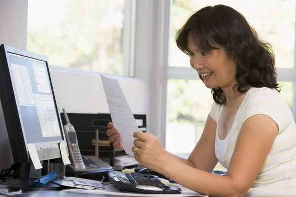 Женщина Домашнем Офисе Компьютером Бумажной Работой Улыбается — стоковое фото