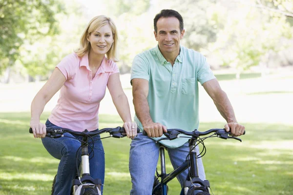 Paar Auf Fahrrädern Freien Lächelt — Stockfoto