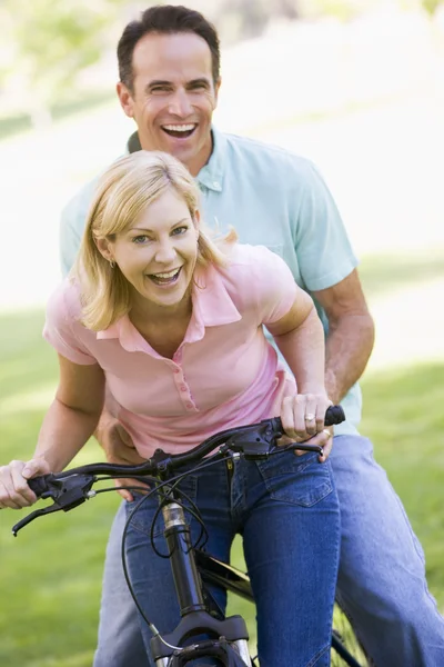 Pareja Una Bicicleta Aire Libre Sonriendo — Foto de Stock