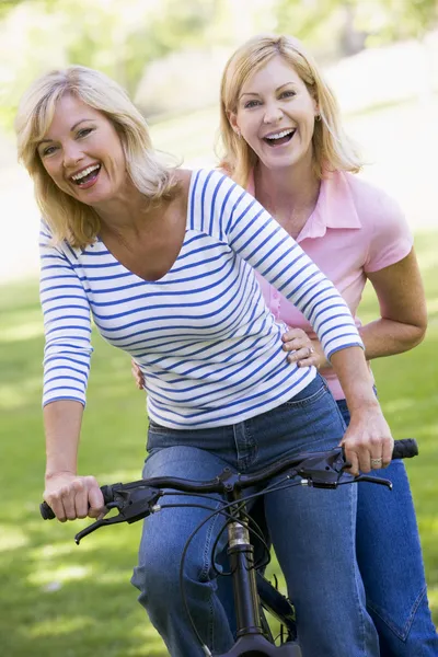 Two Friends One Bike Outdoors Smiling — Stock Photo, Image