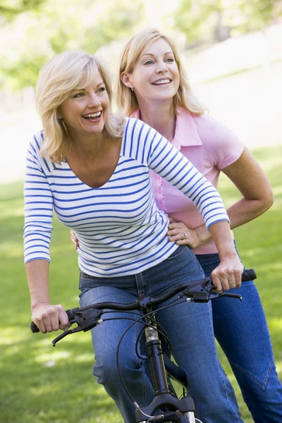 Dois Amigos Uma Bicicleta Livre Sorrindo — Fotografia de Stock