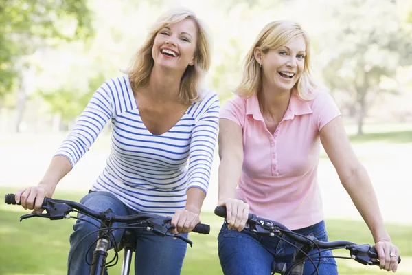 两个骑自行车的朋友在外面笑 — 图库照片